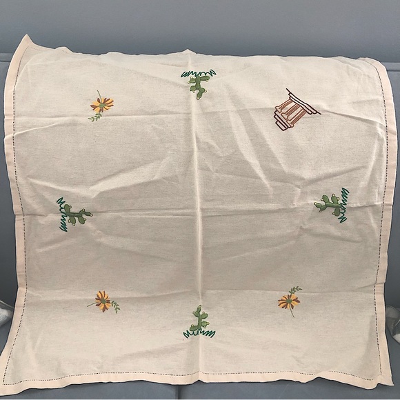 New Italian imported embroidered tablecloth - Picture 1 of 5